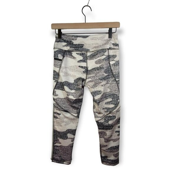 𝅺X by Gottex Camo Capri Leggings Size S - Picture 2 of 4